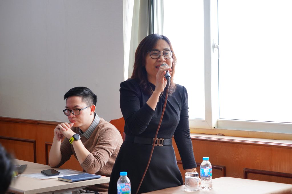 Sinh viên chăm chú lắng nghe