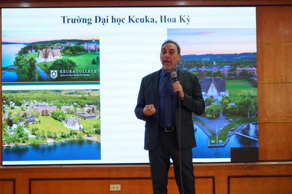 Đại diện trường đối tác phát biểu