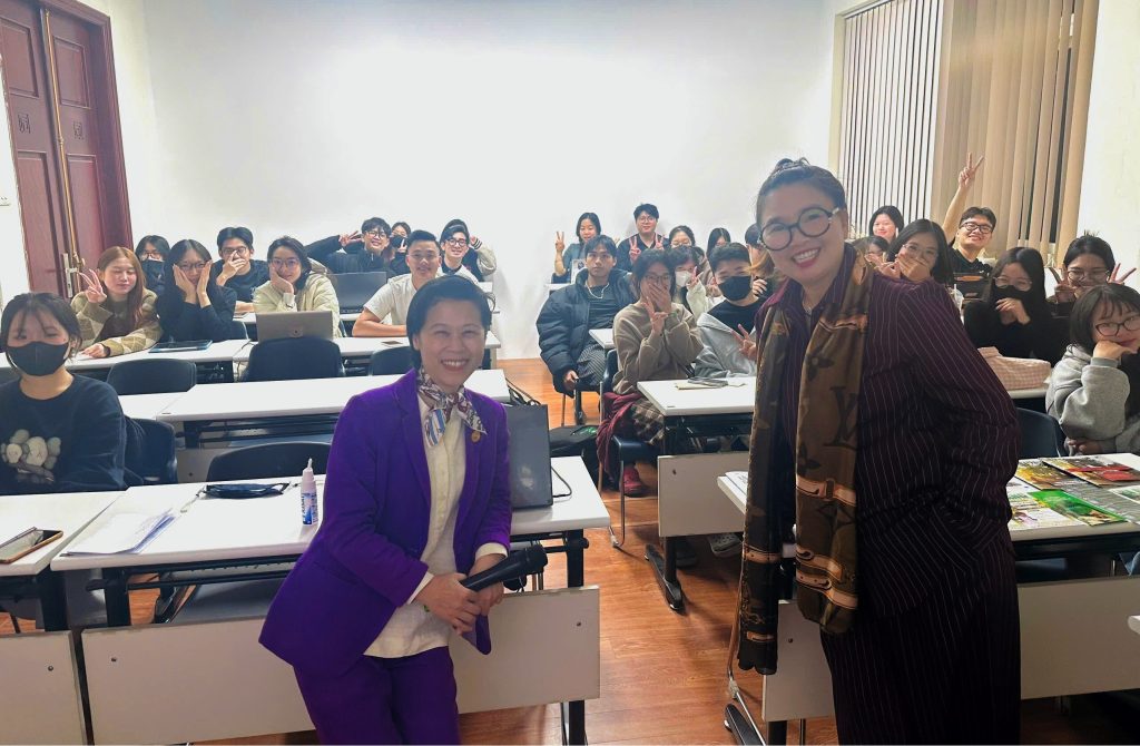 Diễn giả chụp ảnh lưu niệm cùng giảng viên và sinh viên