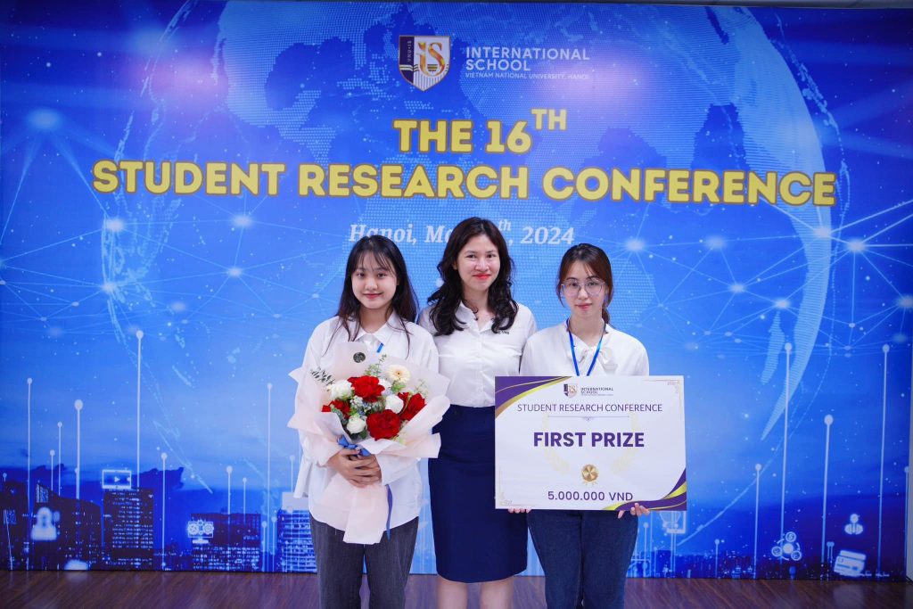 [Hình ảnh sinh viên VNU-IS nhận giải]