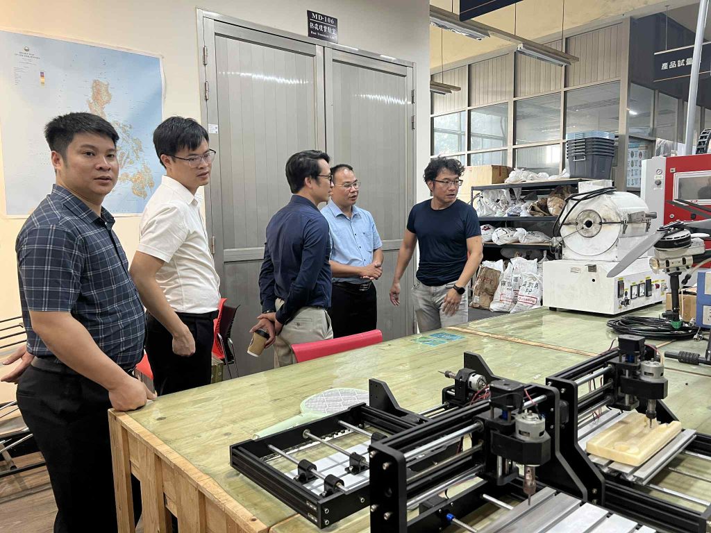 Tham quan phòng thí nghiệm 2