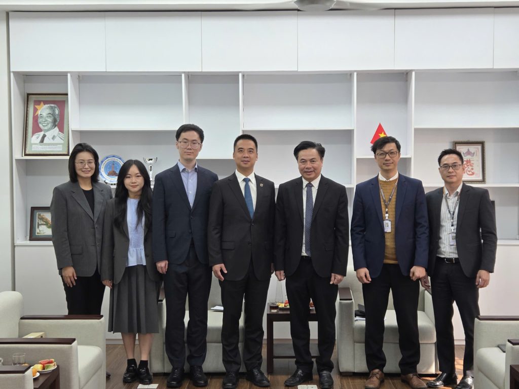 Đại diện hai đơn vị chụp ảnh lưu niệm