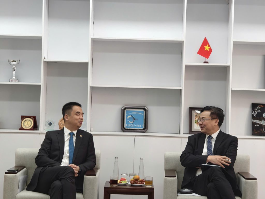 PGS.TS. Nguyễn Văn Định tiếp đón GS. Min Qiu