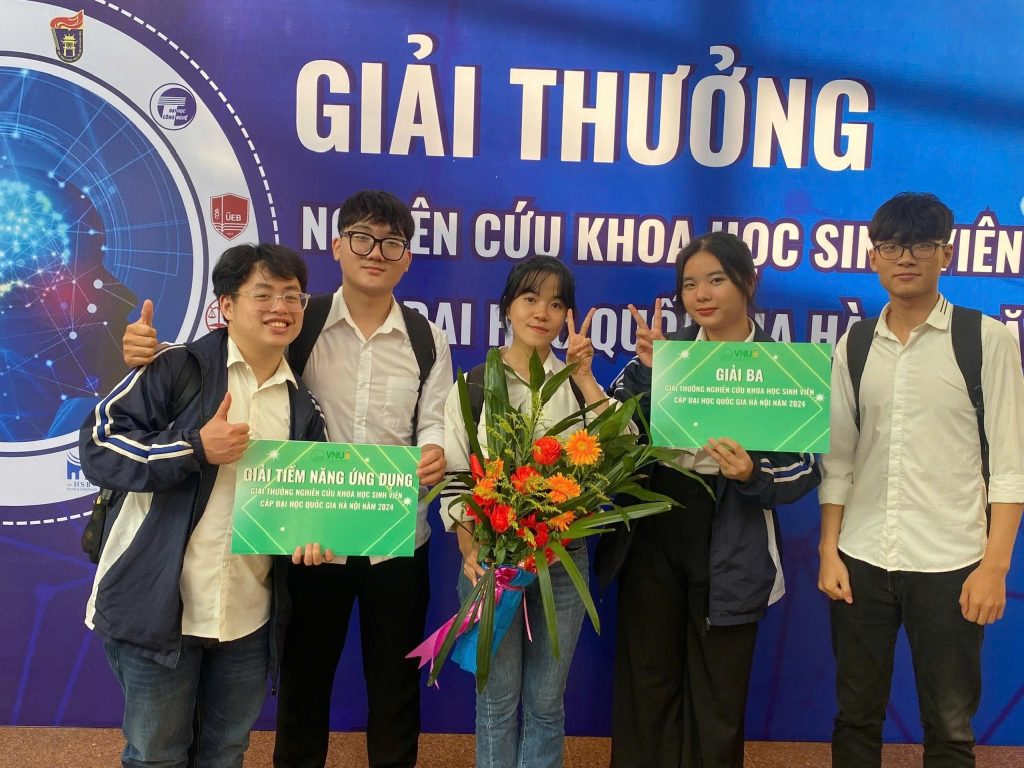 [Hình ảnh nhóm sinh viên nghiên cứu Smart Classroom]