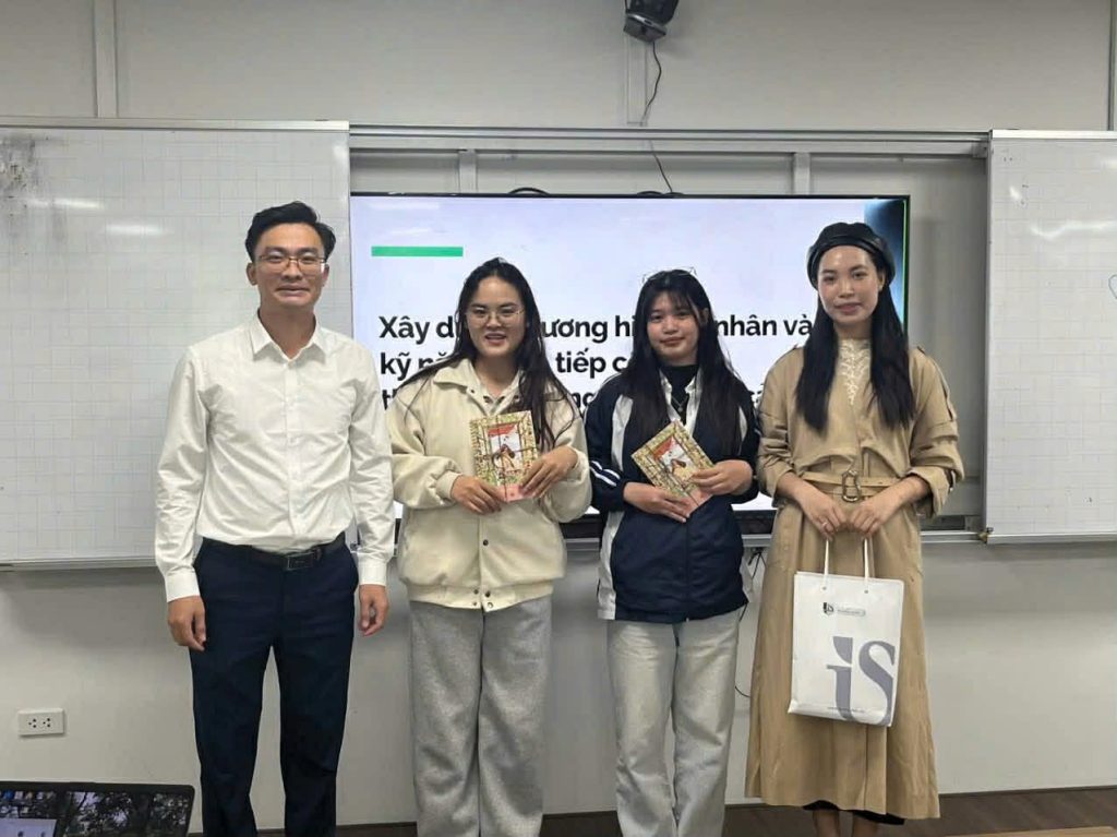 Sinh viên nhận quà từ diễn giả