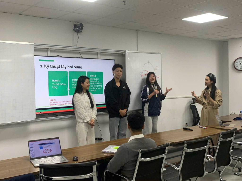Diễn giả hướng dẫn thực hành cho sinh viên