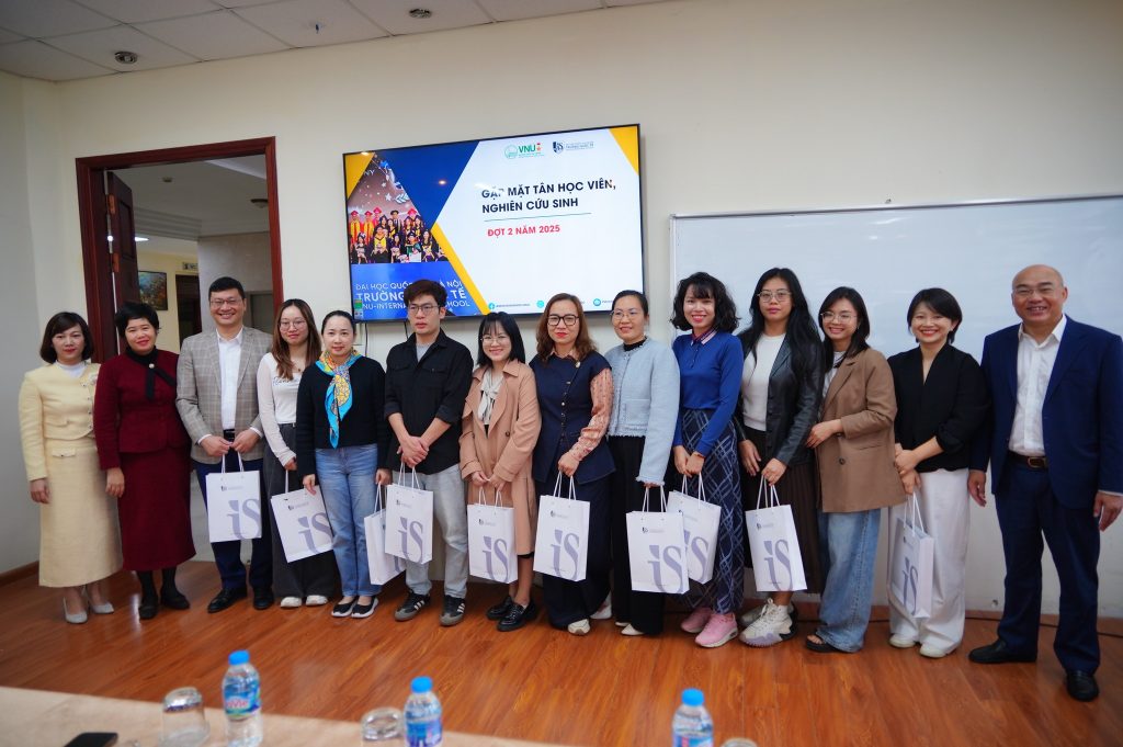 Trao quà tặng nghiên cứu sinh