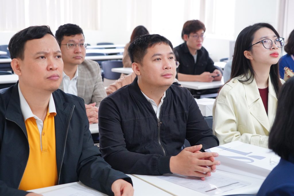 Học viên lắng nghe