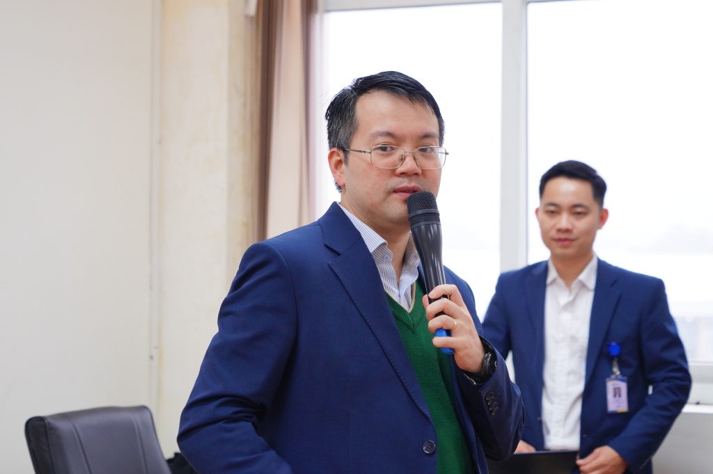 TS. Nguyễn Quang Thuận chúc mừng tân học viên