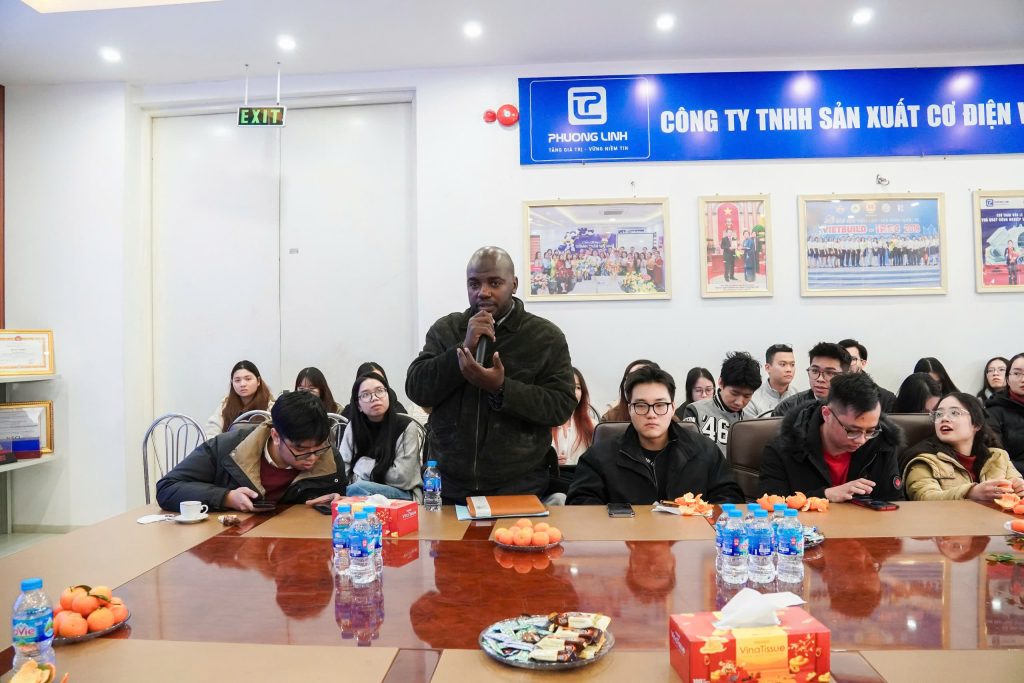 Học viên lắng nghe