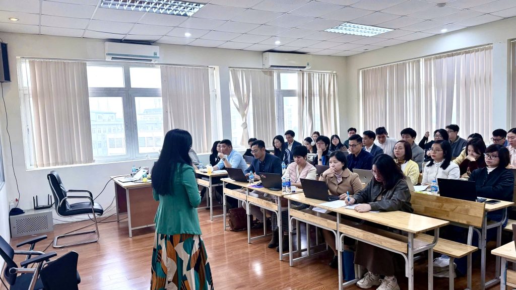 Giảng viên theo dõi seminar