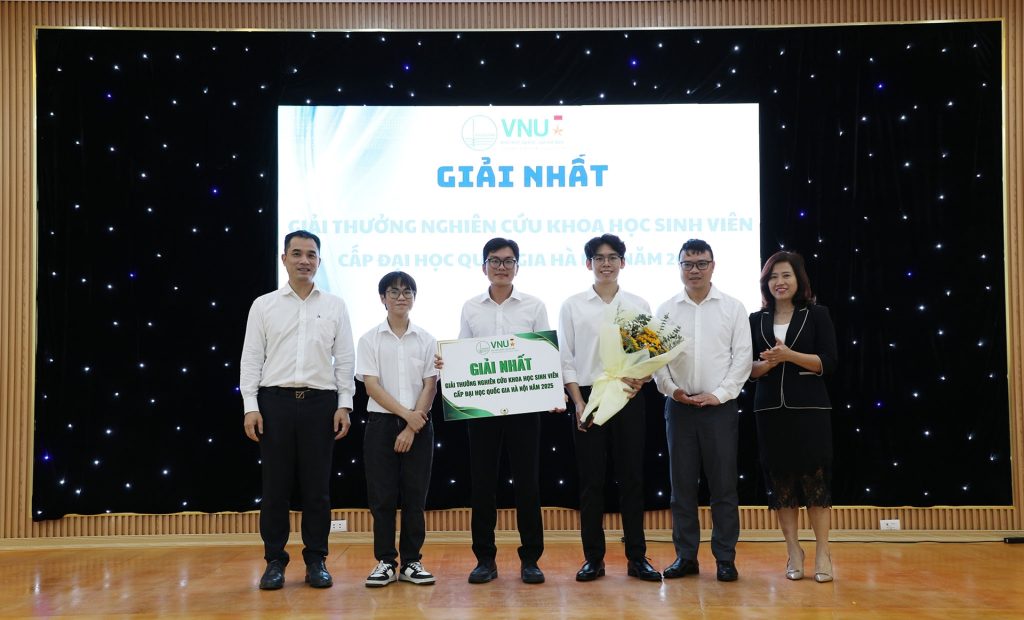 Nhóm sinh viên Trường Quốc tế