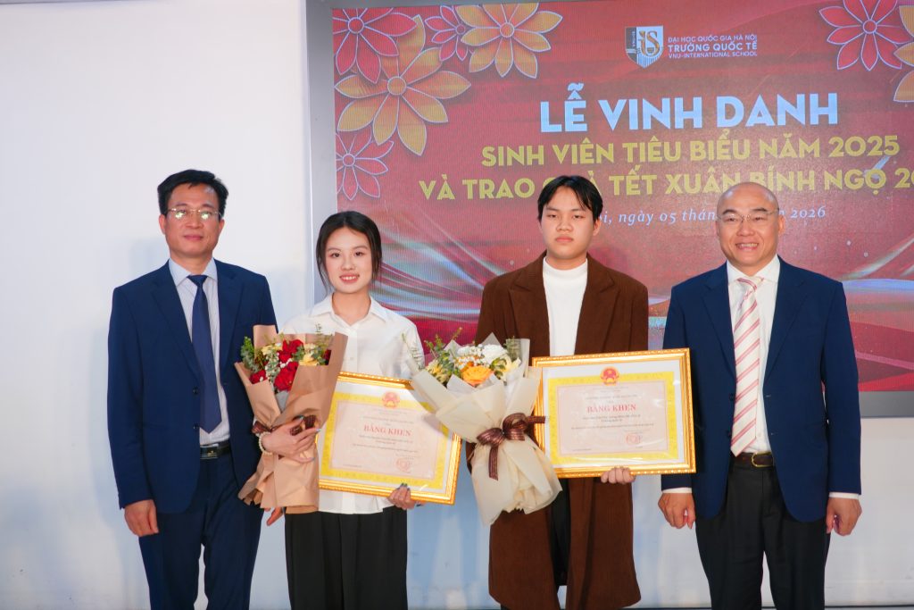 Sinh viên nhận bằng khen