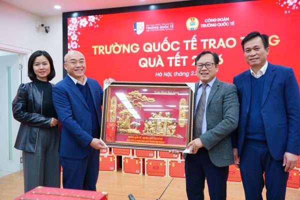 Trao quà mừng thọ