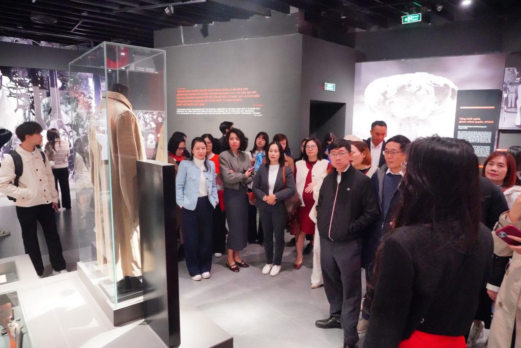 Lắng nghe thuyết minh