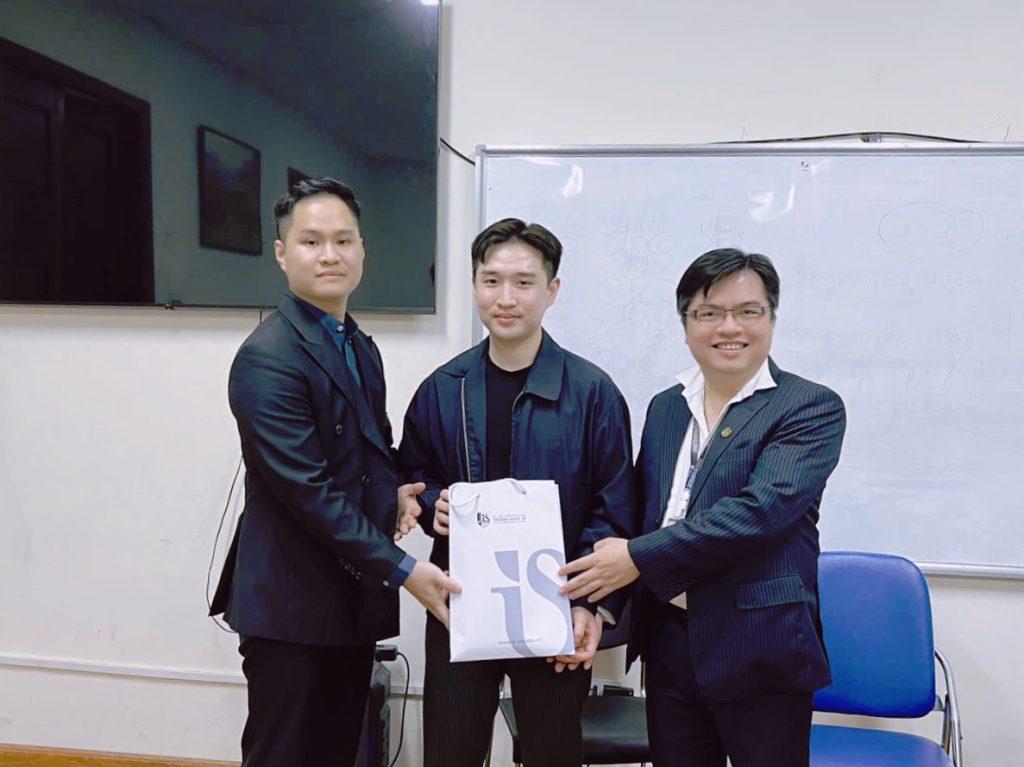 Giảng viên tặng quà