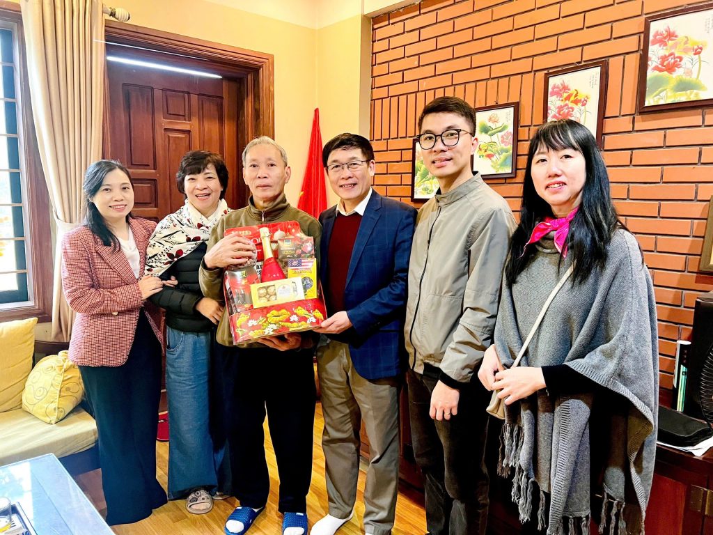 Công đoàn Trường Quốc tế thăm hỏi, tặng quà và chúc Tết nguyên lãnh đạo, cựu giáo chức nhân dịp Xuân Bính Ngọ 2026