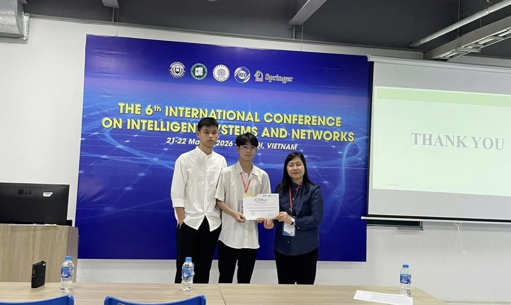 Sinh viên nhận giấy chứng nhận