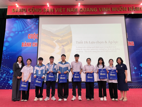 Trao học bổng tại THPT Chuyên Bắc Ninh