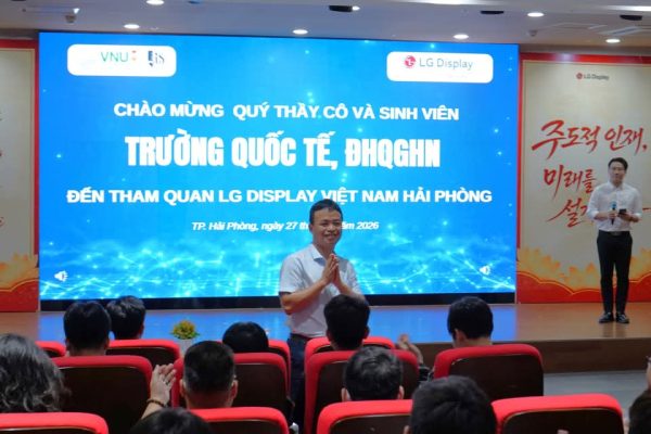 Sinh viên VNU-IS tham quan LG Display