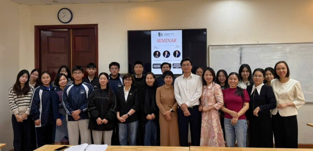 Người tham dự chương trình cùng chụp ảnh lưu niệm