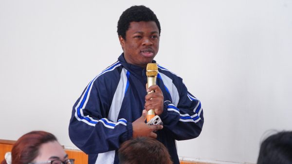 Sinh viên giao lưu đặt câu hỏi