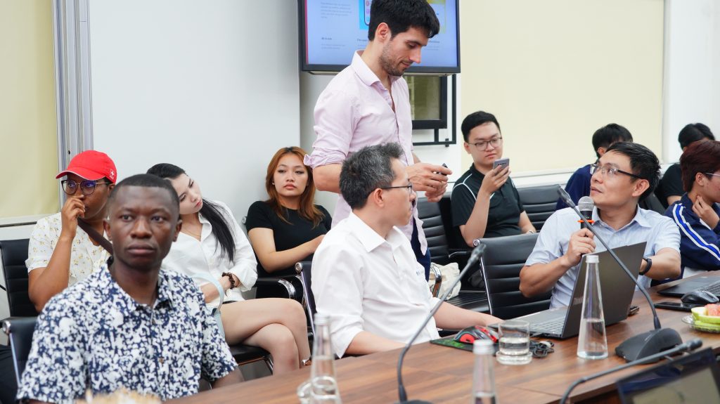 Trao đổi cùng sinh viên