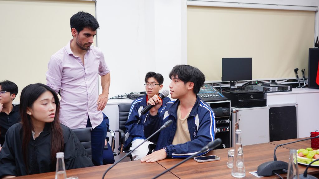 Giảng viên thảo luận