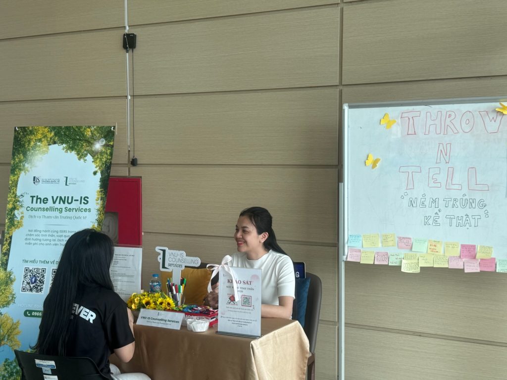 Chuyên viên tham vấn tâm lý trò chuyện cùng sinh viên