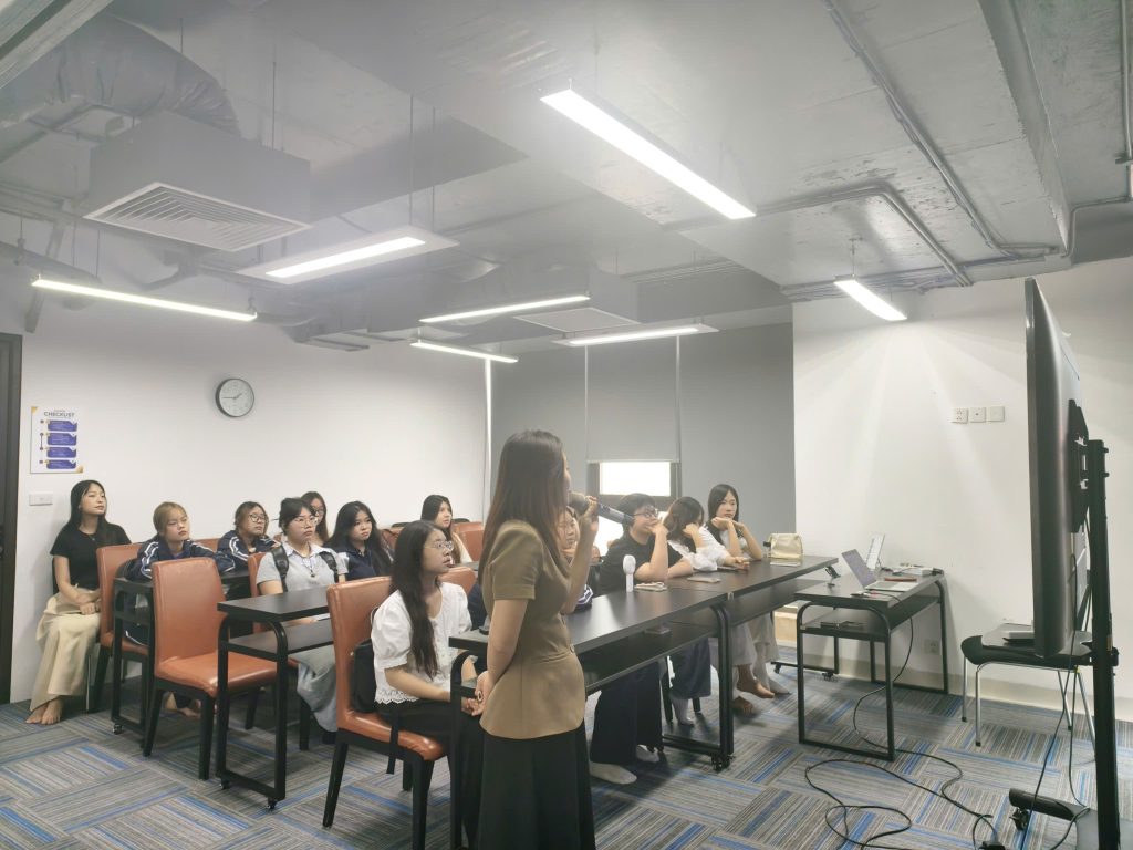 VNU-IS Students at SEONGON