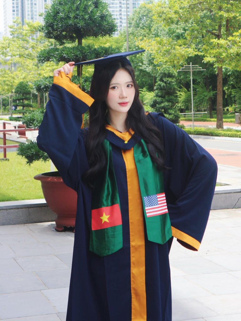 Lan Nhi tại trường