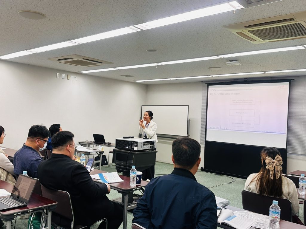 Giảng viên trình bày báo cáo