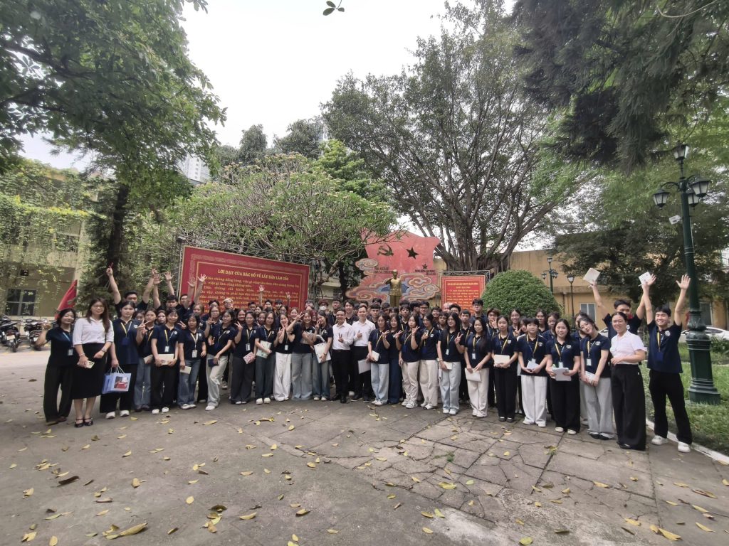 Sinh viên tham quan Rạng Đông