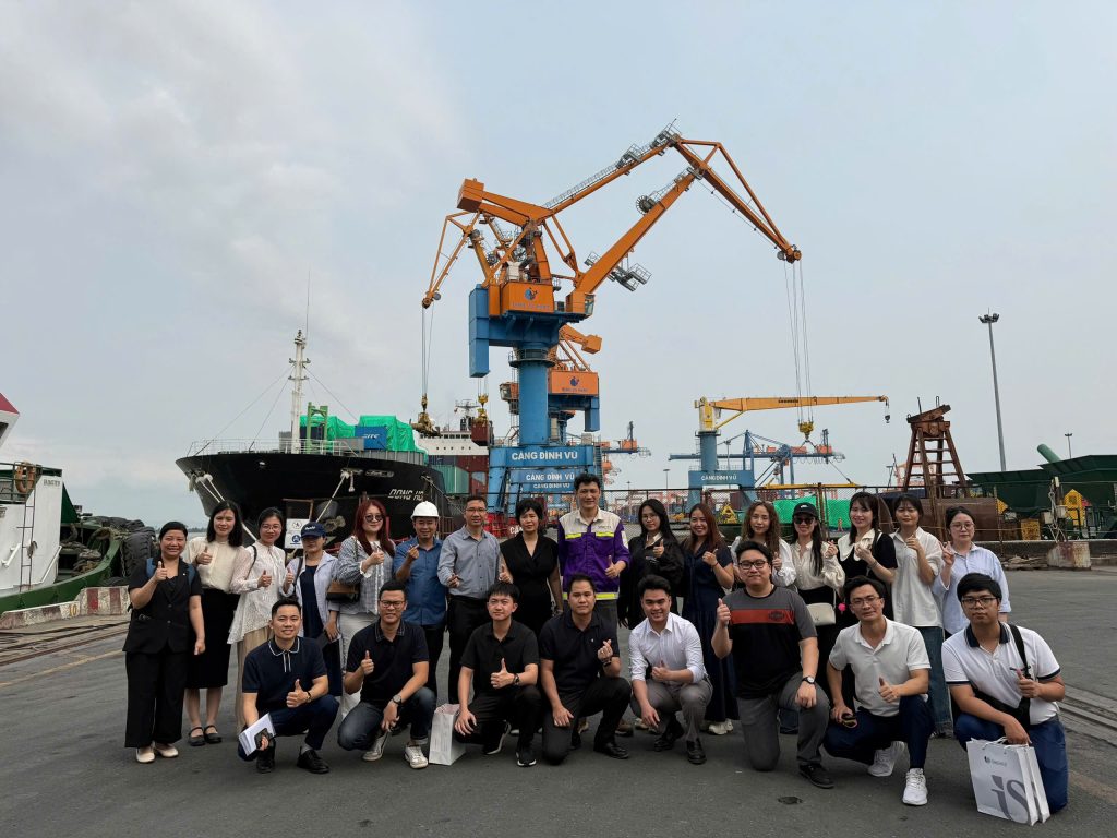 Đoàn thực tập chụp ảnh lưu niệm