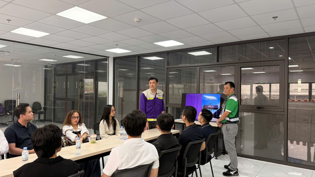 Đại diện lãnh đạo Cảng VSICO Hải Phòng giới thiệu về công ty