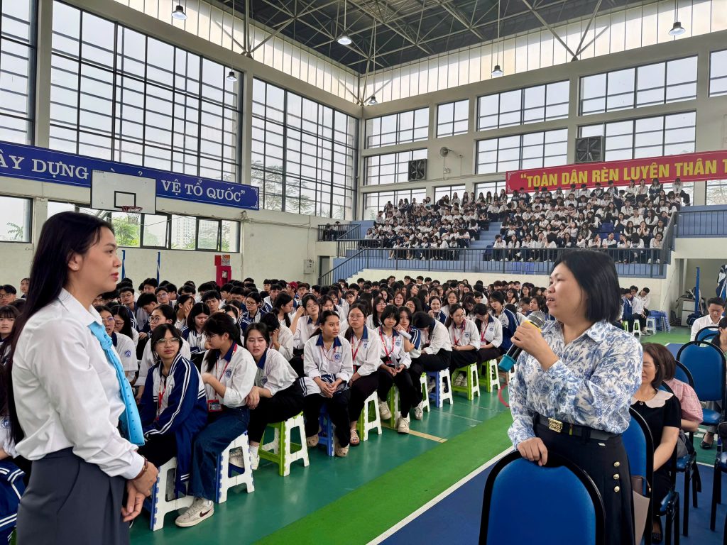 Giáo viên trao đổi