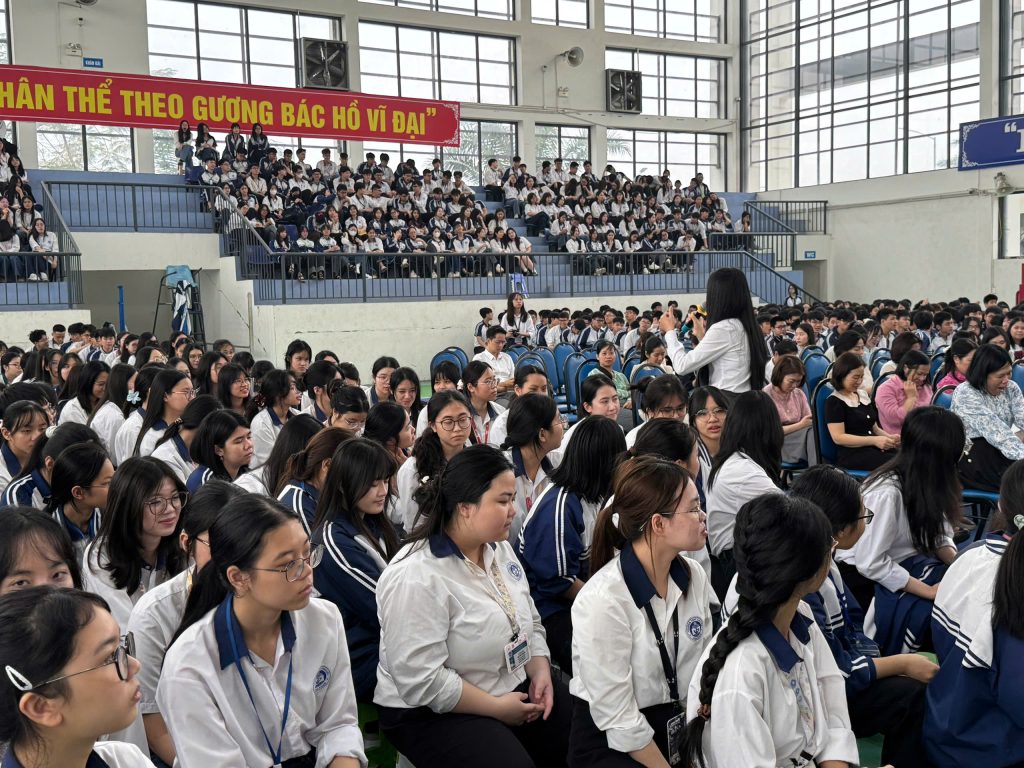 Học sinh lắng nghe