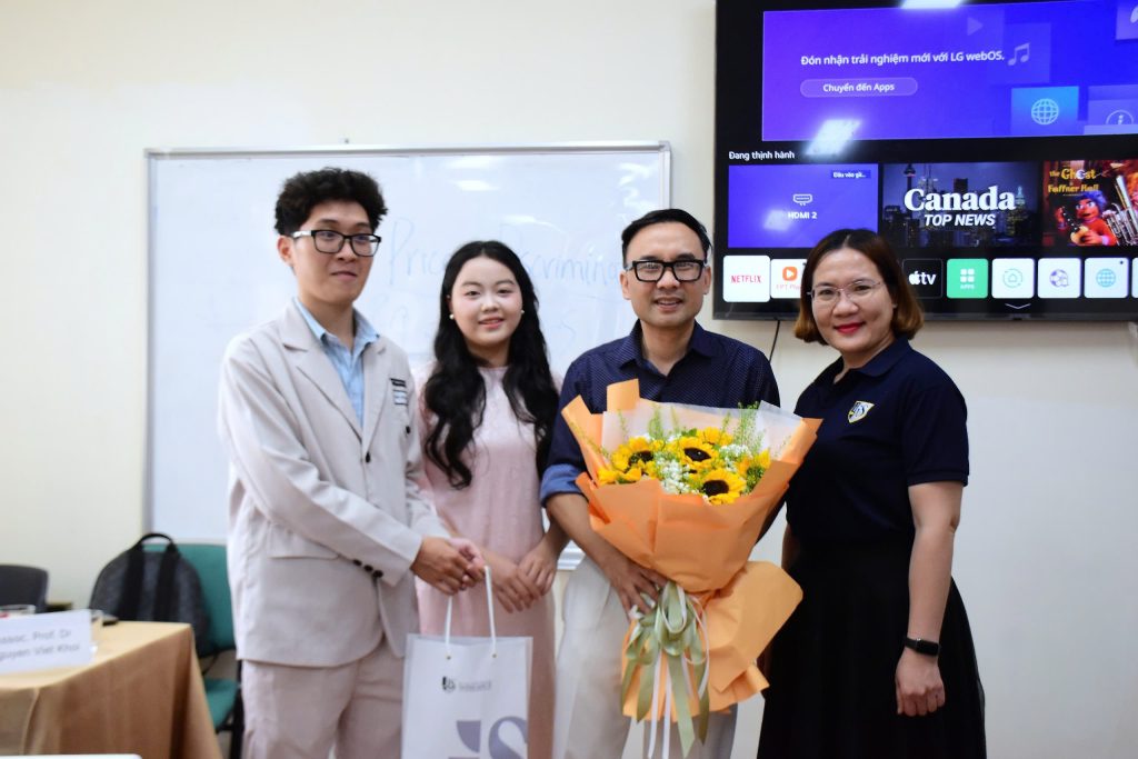 Tặng hoa diễn giả