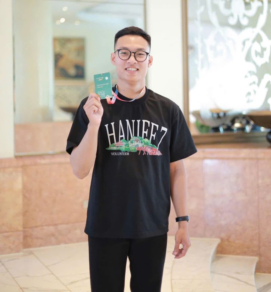 Dương Mạnh Hùng tại nơi làm việc