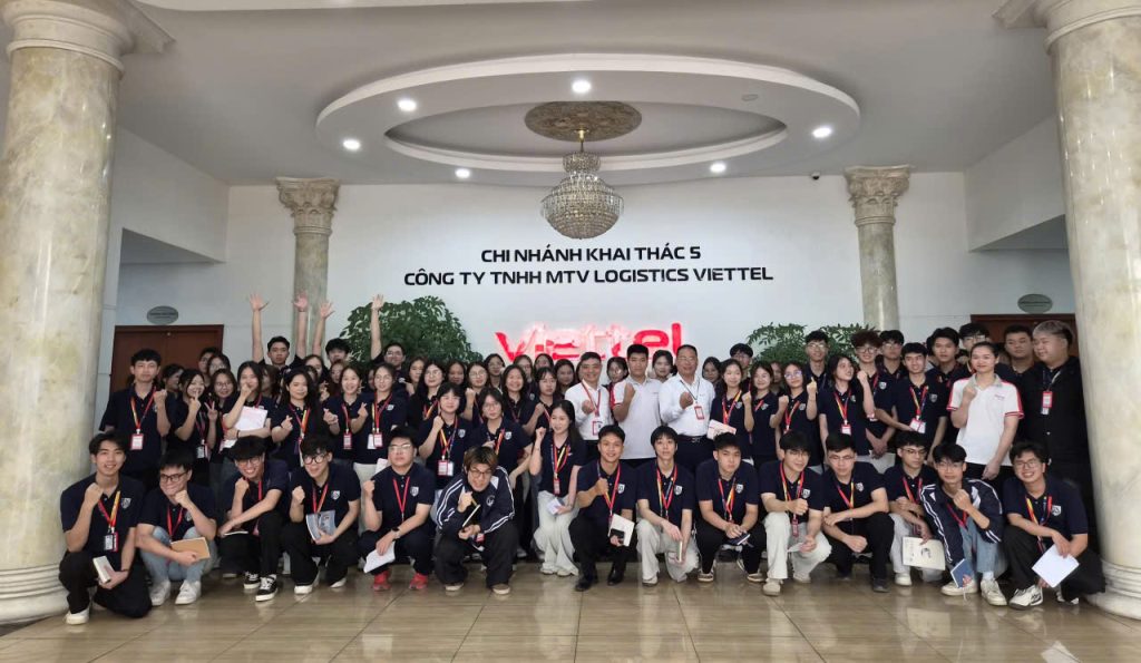 Sinh viên tham quan Viettel Post
