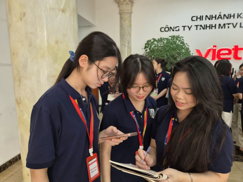 Sinh viên ghi chép thực tế