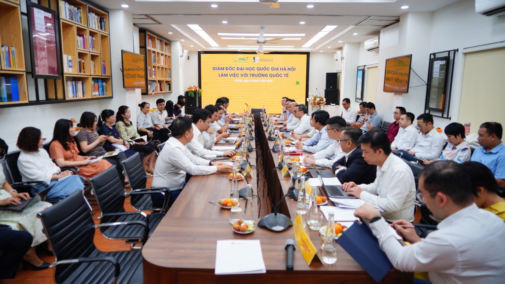 Giám đốc Bùi Thế Duy làm việc tại Trường Quốc tế