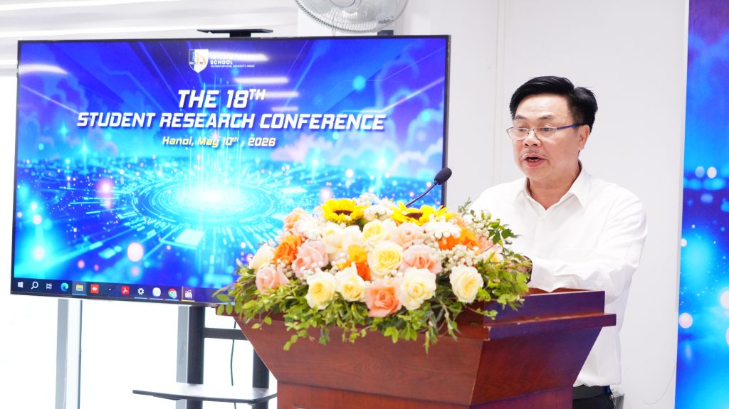 Phó Hiệu trưởng phát biểu