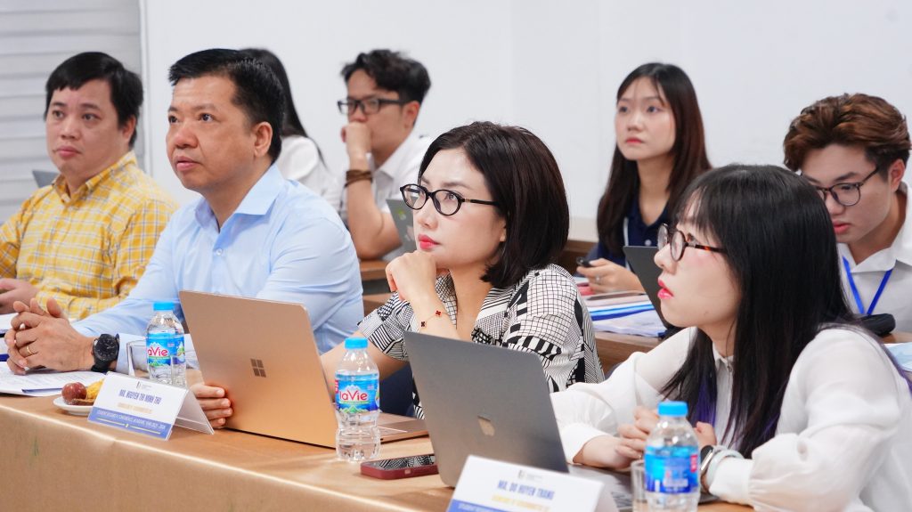 Đại biểu lắng nghe