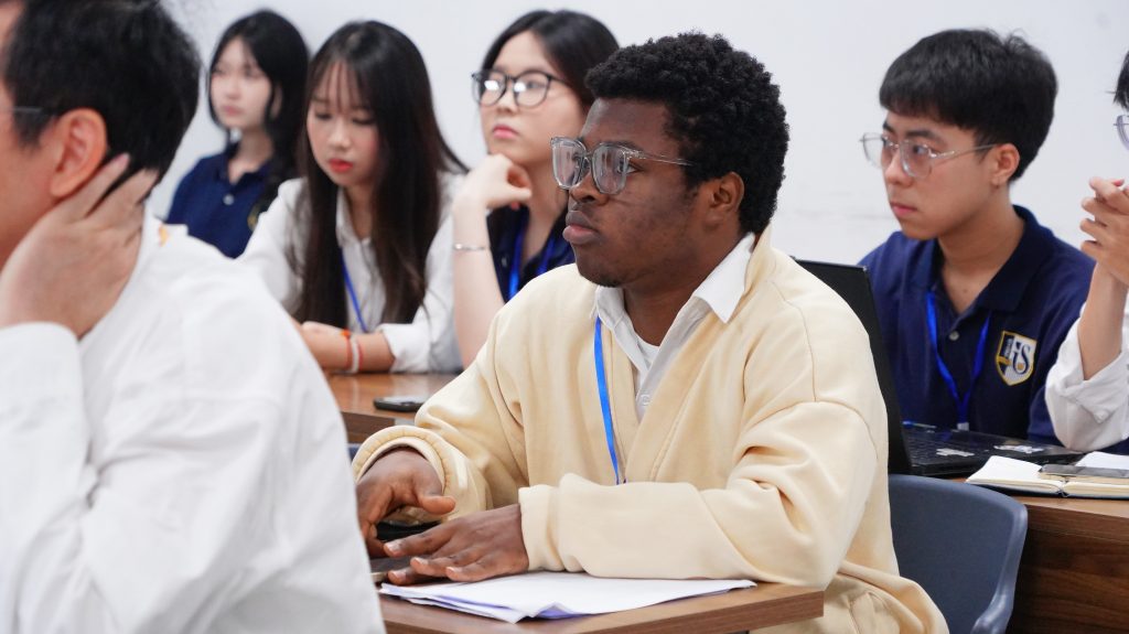 Demy Haekins tại Trường Quốc tế