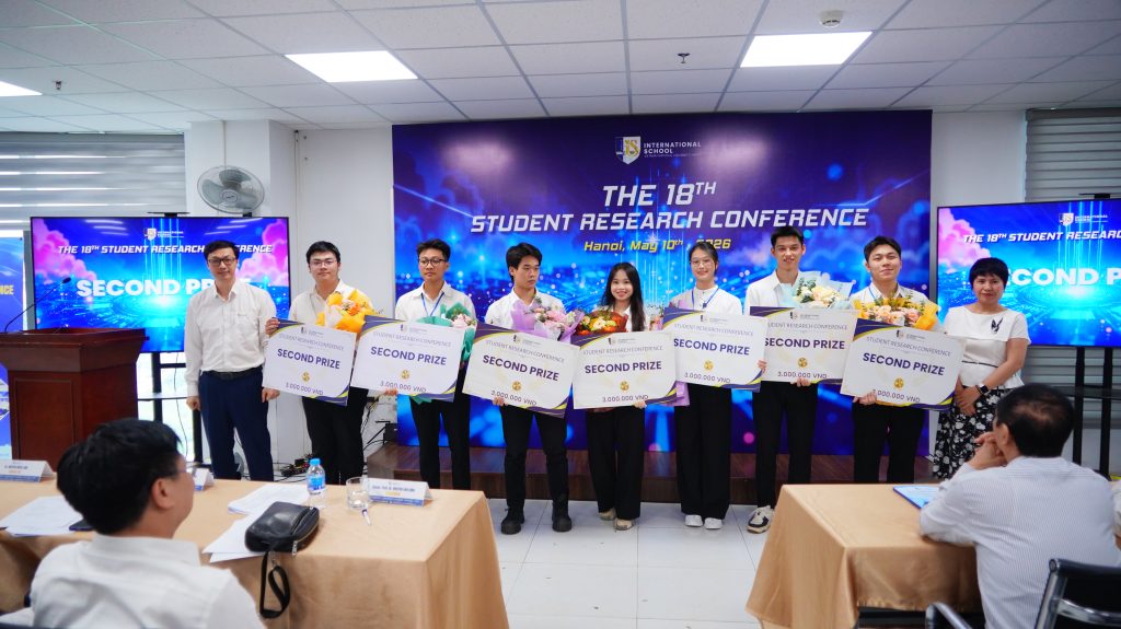 Nhóm sinh viên nhận giải