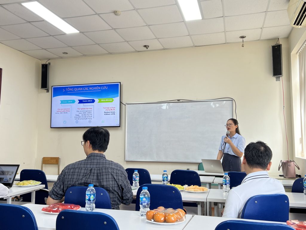 TS. Đồng Thị Ngọc Lan trình bày báo cáo