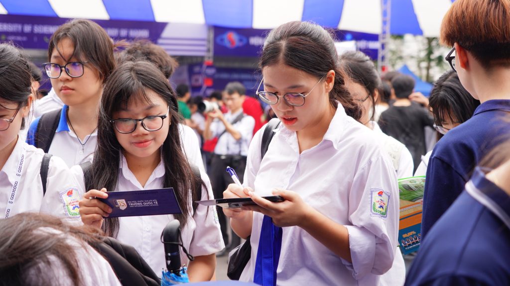 Các bạn học sinh tham khảo thông tin
