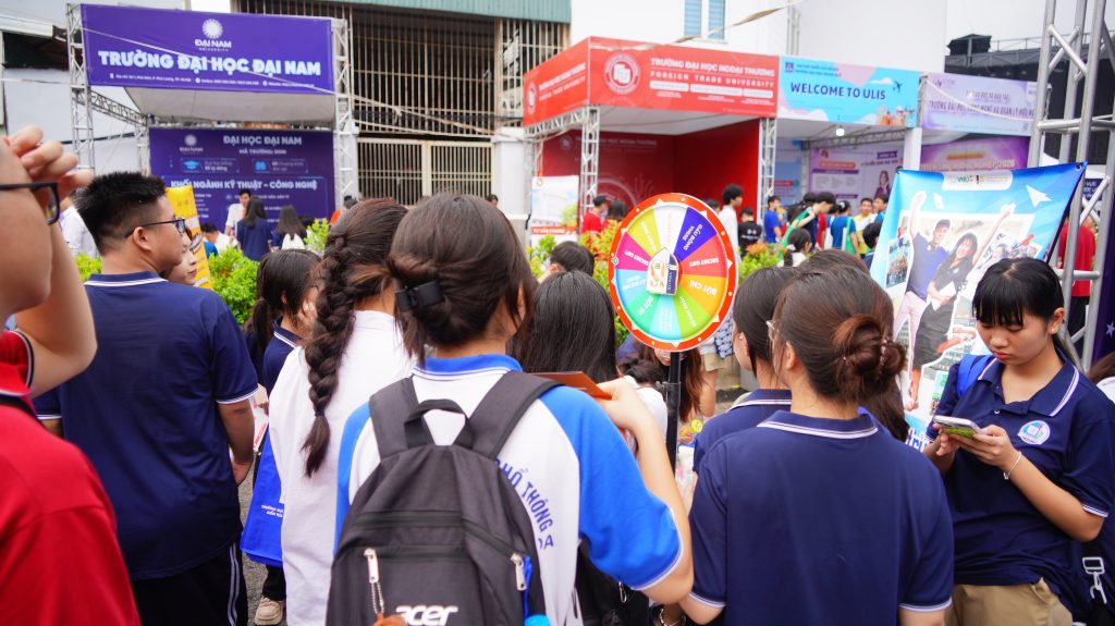 Học sinh trải nghiệm trò chơi