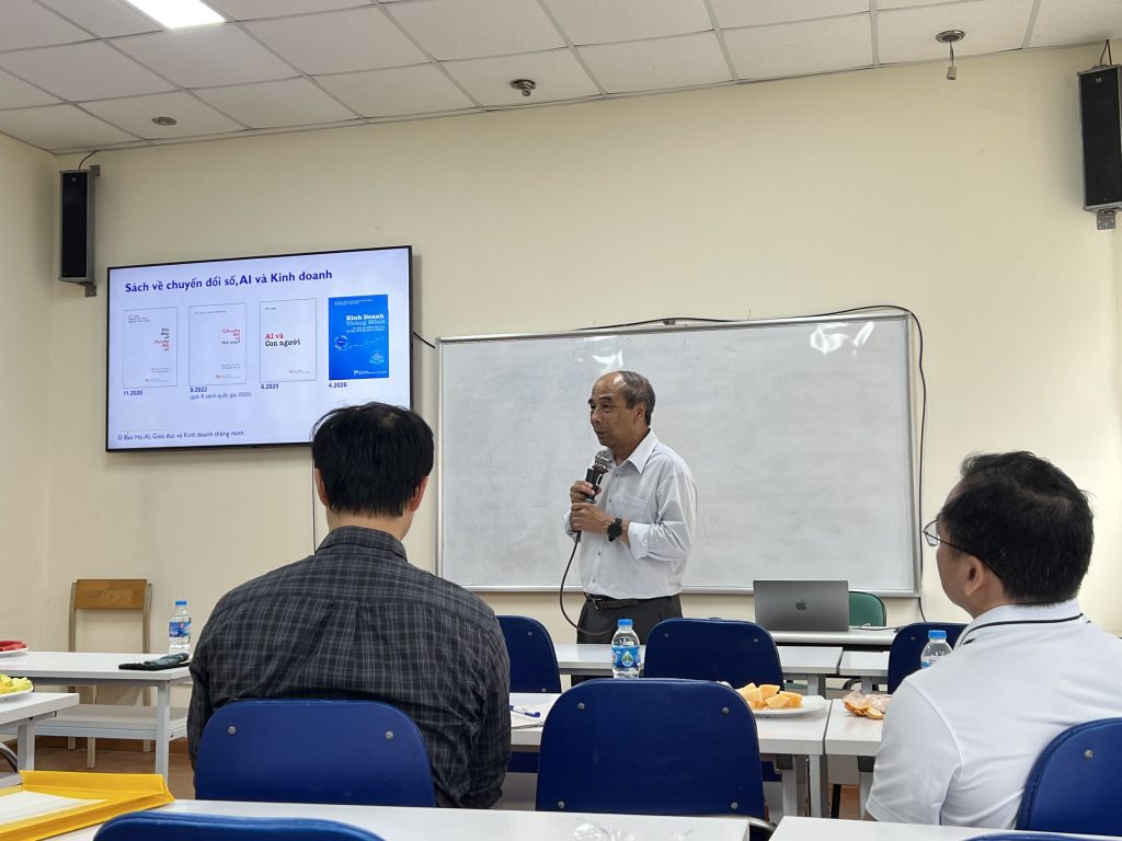 GS.TSKH Hồ Tú Bảo trình bày báo cáo